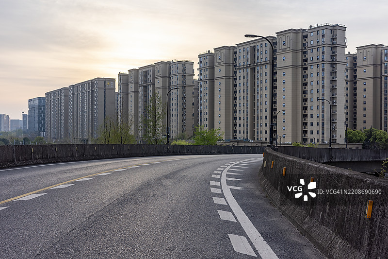 黄昏时分的高架城市道路与公寓楼图片素材
