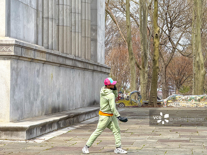 在纽约市格兰特国家纪念馆（格兰特墓）附近的公园里，一名孤独的男子在进行影子拳击。图片素材