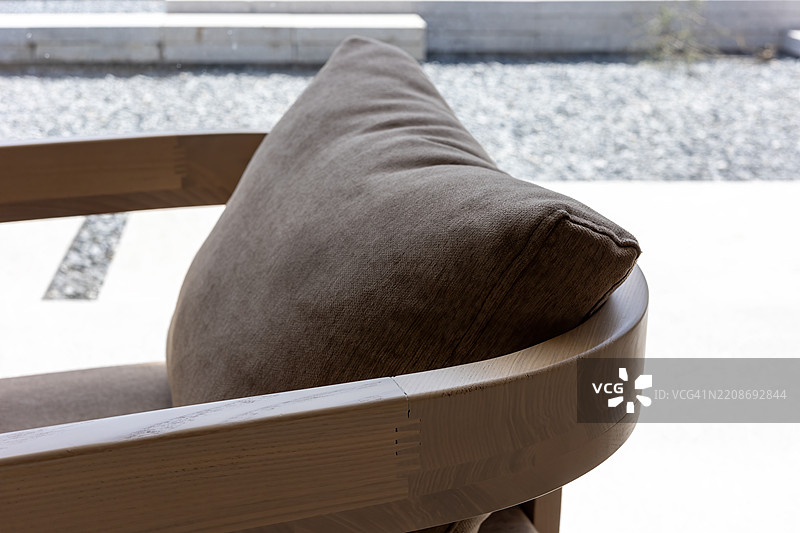 石庭院旁的豪华靠背椅与柔软坐垫图片素材