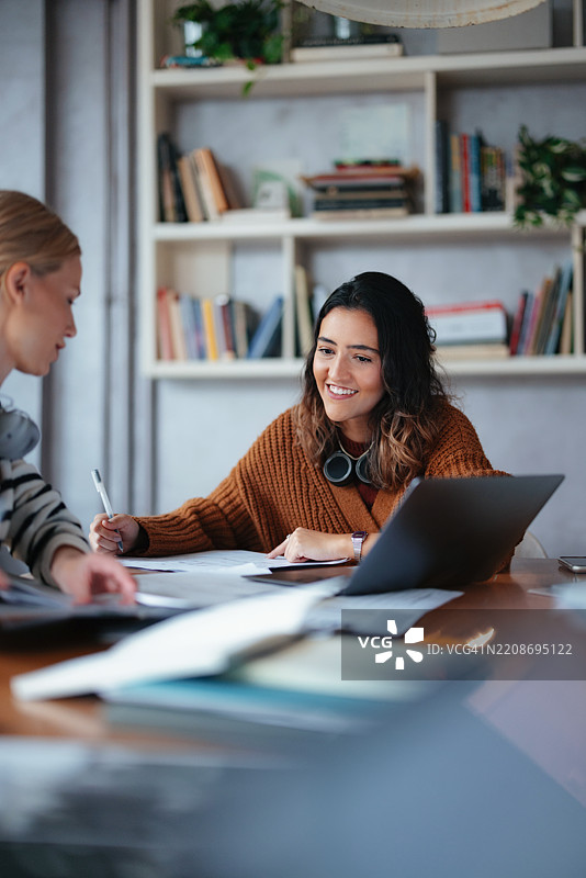 在舒适的图书馆环境中进行的合作学习会图片素材