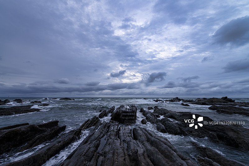 日本千叶县南房总市白滨的戏剧性岩石海岸线图片素材