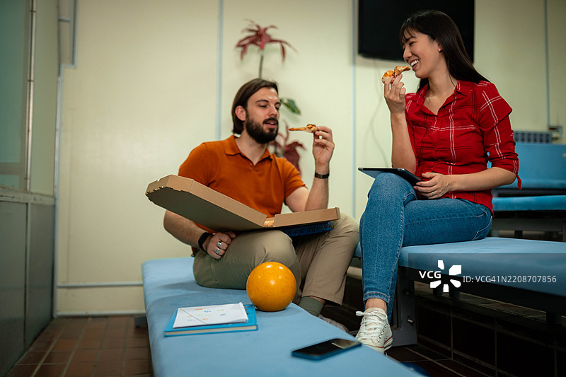 朋友们在保龄球俱乐部吃饭时聊天图片素材