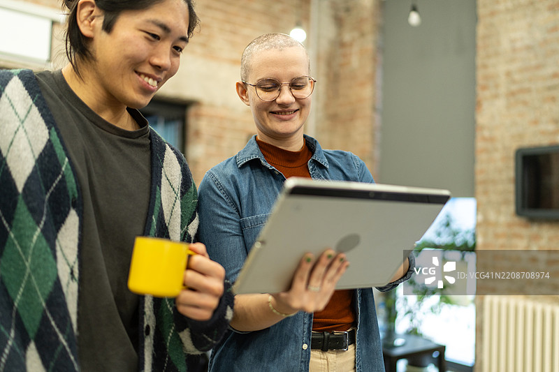 友好的同事们在咖啡中讨论想法图片素材