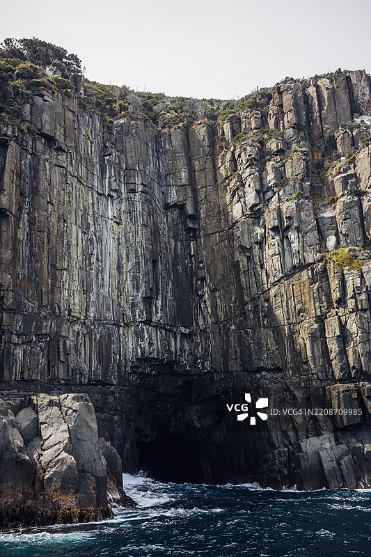 海洞入口，岩石墙，碧蓝水域，船上视角图片素材