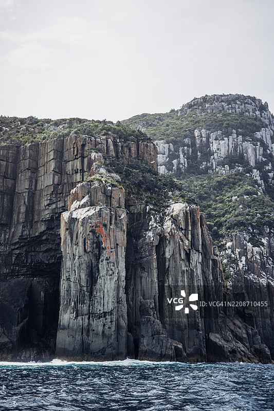 Coastal sea cliffs view on Tasman Island National Park conservation area, Port Arthur, Tasmania图片素材