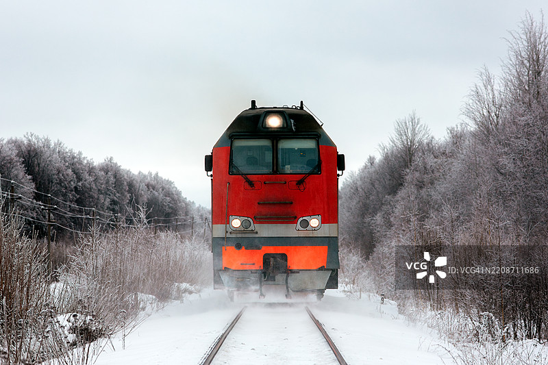强大的柴油机车朝镜头驶来图片素材