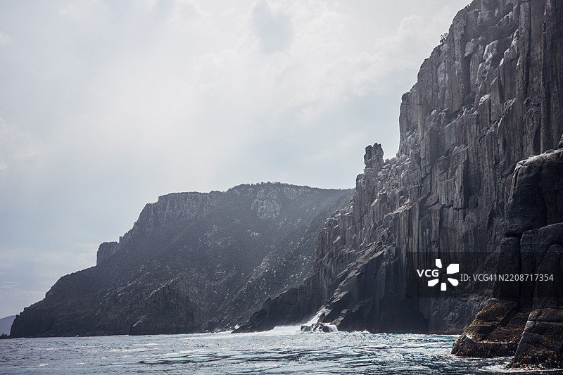 塔斯马尼亚波特亚瑟的塔斯曼岛国家公园保护区的海岸悬崖景观图片素材