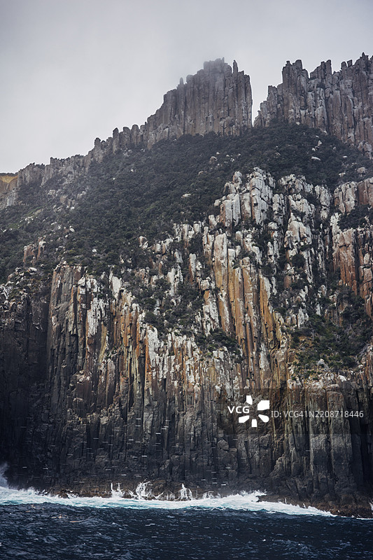 塔斯马尼亚波特亚瑟的塔斯曼岛国家公园保护区的海岸悬崖景观图片素材