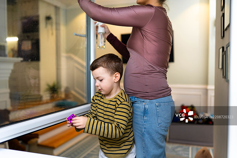 孕妇和幼儿在家里玩耍图片素材