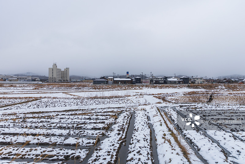 日本雪覆盖的乡村农田图片素材