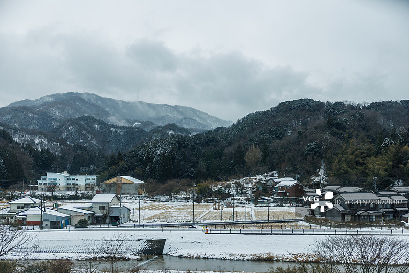 冬季的日本乡村被雪覆盖图片素材