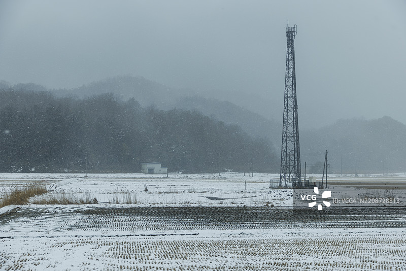 日本雪覆盖的乡村农田图片素材