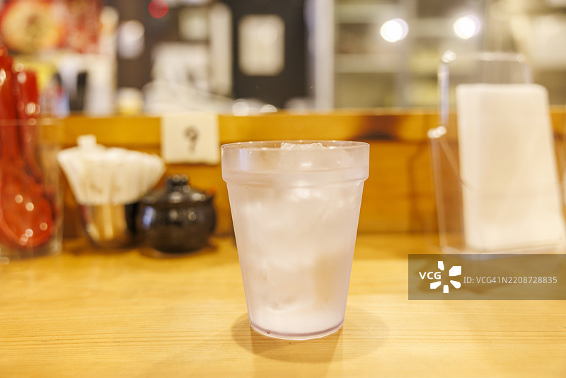 拉面店里的冰水图片素材