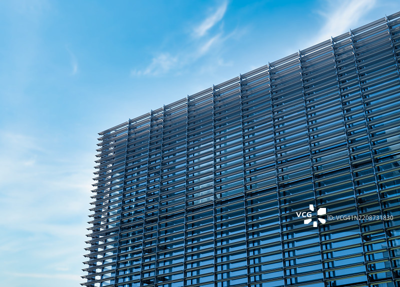 蓝天映衬下的建筑角落图片素材