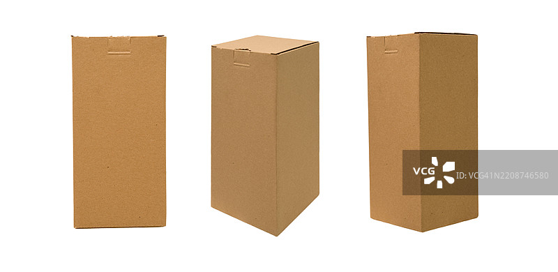 三只棕色纸箱排成一行。图片素材