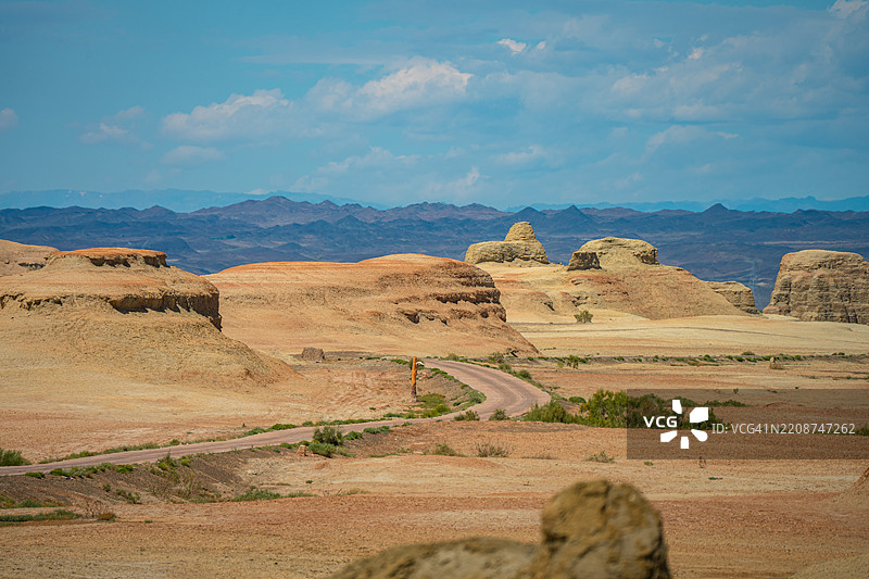 中国新疆克拉玛依地区的多处侵蚀岩石地貌景观图片素材