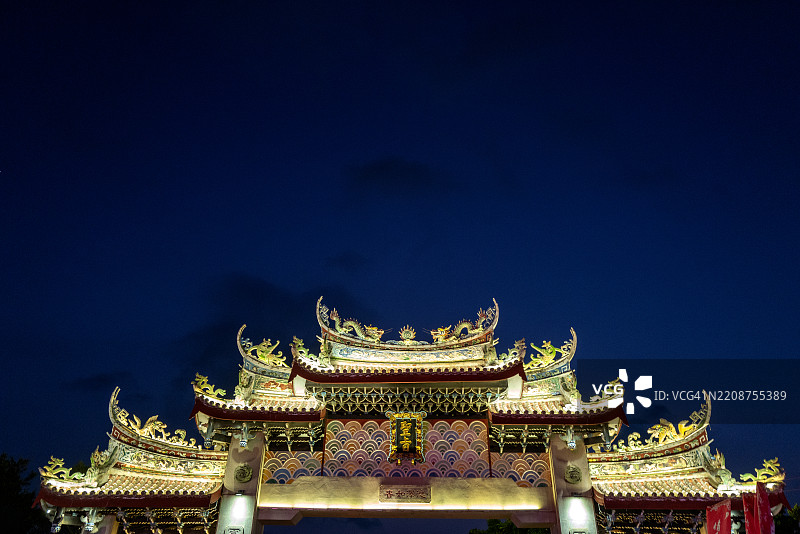 夜晚灯光照亮的中国寺庙图片素材