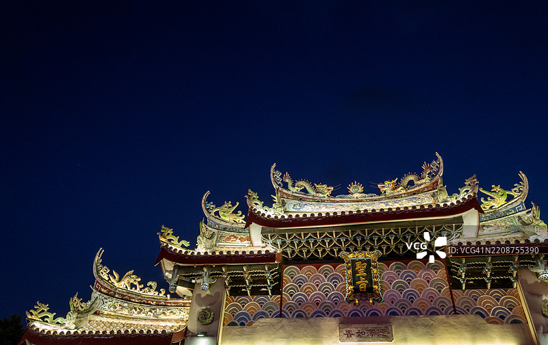 夜间照亮的寺庙屋顶建筑细节图片素材
