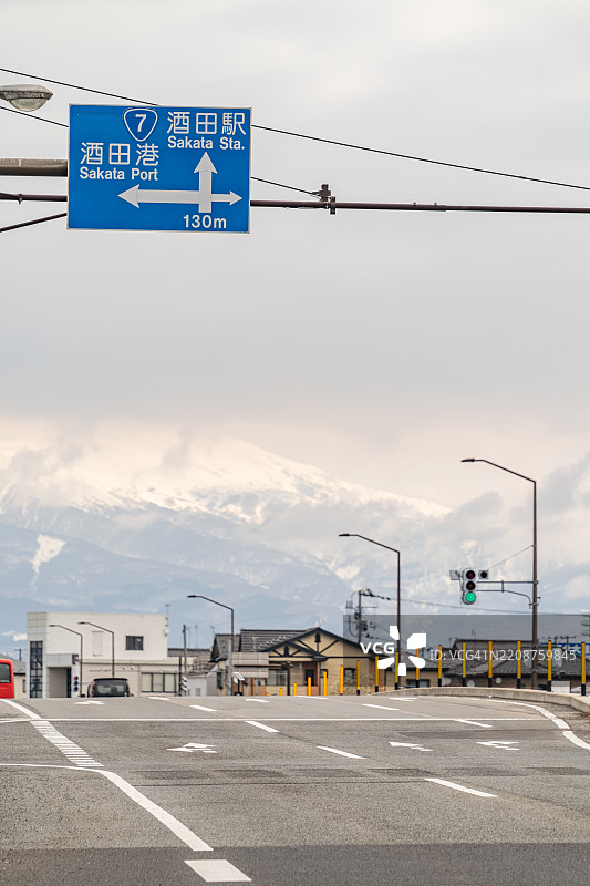 日本山形的雪山与城市道路图片素材