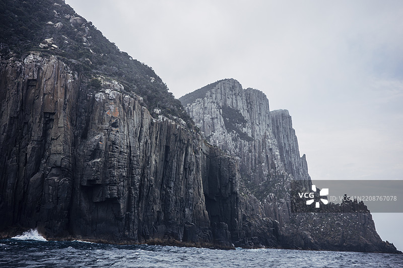 塔斯马尼亚澳大利亚塔斯曼岛国家公园的海崖岩石 formations图片素材