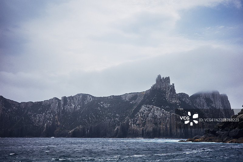 塔斯马尼亚澳大利亚塔斯曼岛国家公园的海崖远景图片素材