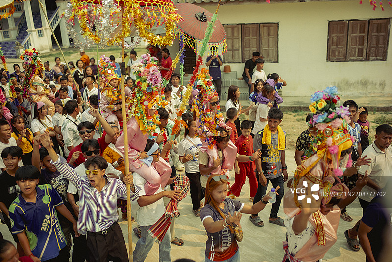 美丽的裙子和多彩的传统波桑隆仪式及泰雅传统的波桑隆游行图片素材