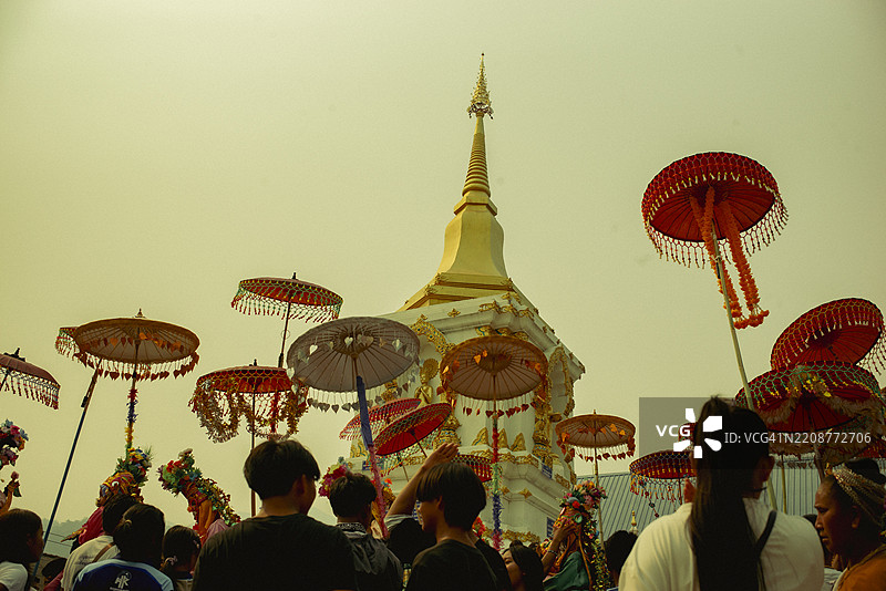 美丽的裙子和多彩的传统波桑隆仪式及泰雅传统的波桑隆游行图片素材