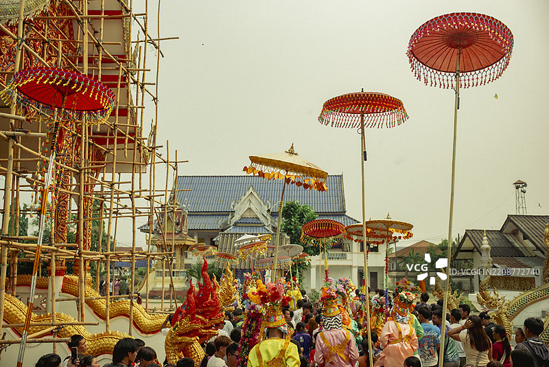 美丽的裙子和多彩的传统波桑隆仪式以及泰雅传统的波桑隆游行图片素材