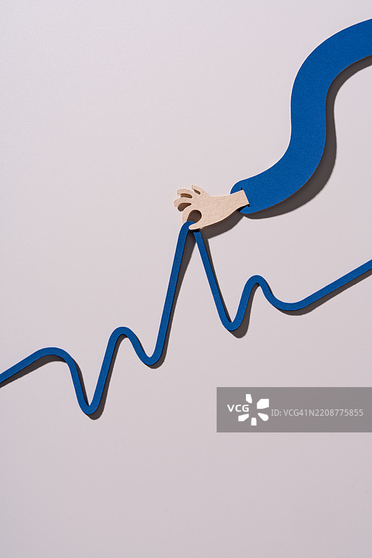 一只手将上升的折线图拉得更高，纸艺制作图片素材