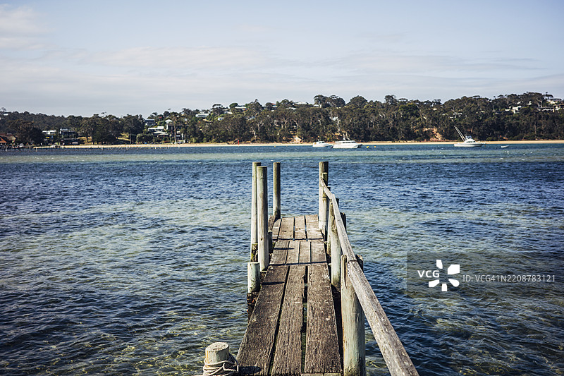 在澳大利亚新南威尔士州梅林布拉的博吉溪上临时搭建的木栈桥图片素材
