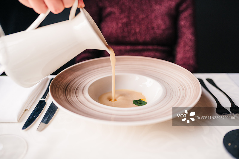 倒素食汤图片素材