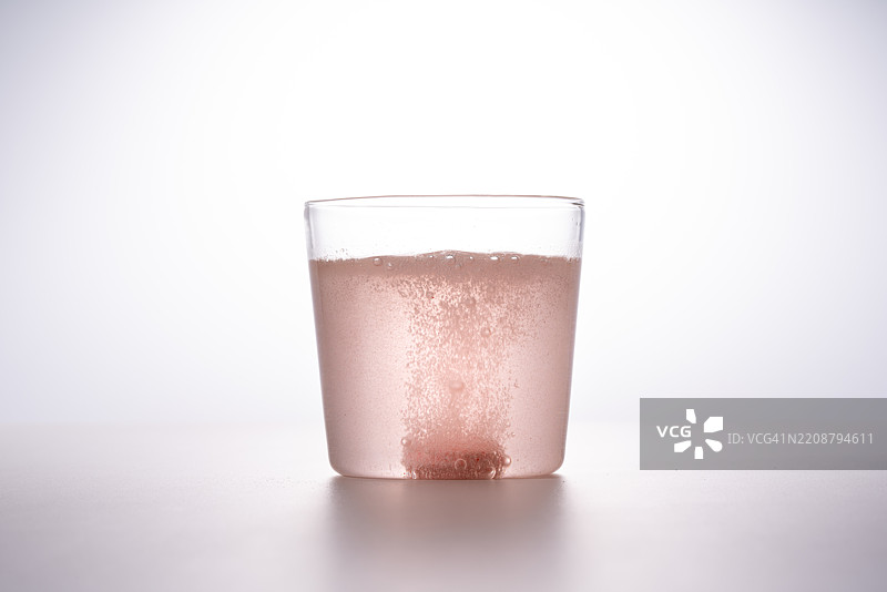 粉色泡腾片在水中溶解图片素材