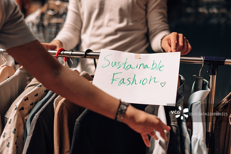 通过二手服装销售推广可持续时尚图片素材