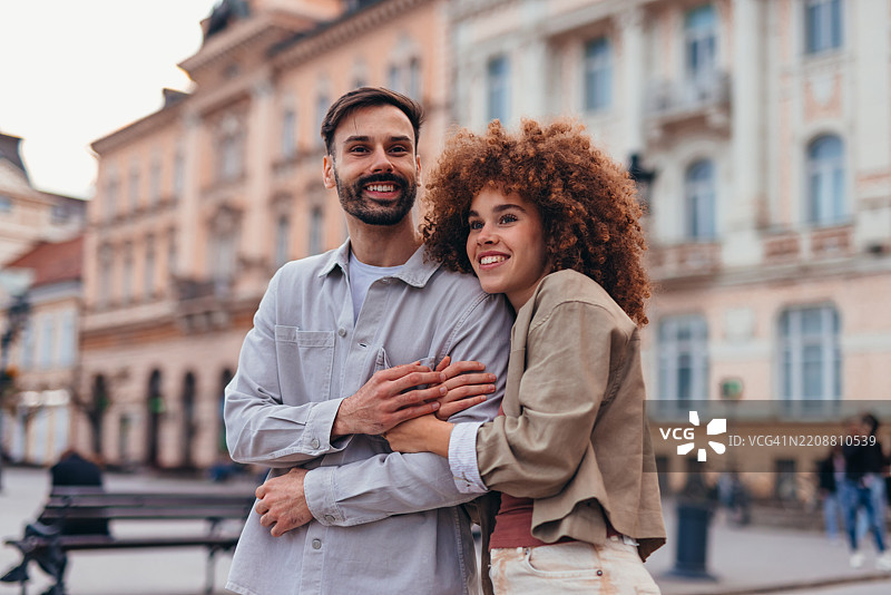 年轻游客情侣在市中心广场拥抱图片素材