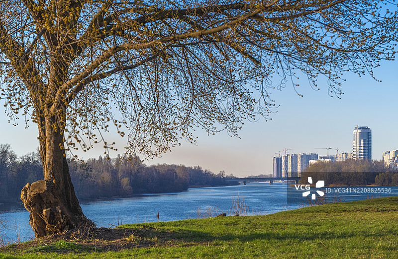 基辅鲁萨尼夫卡宁静的河边景色，展现自然与城市的和谐，阳光明媚。图片素材