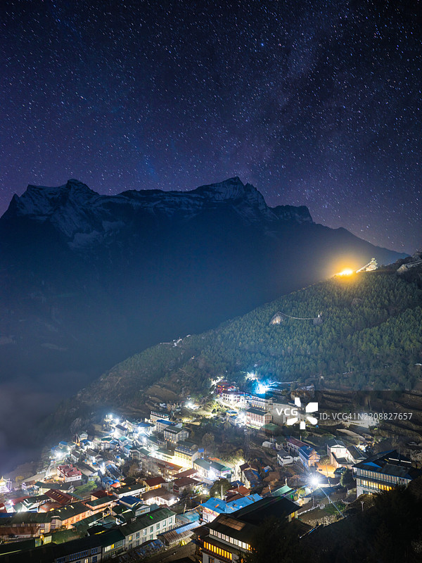 星星在喜马拉雅山脉的南齐巴扎舍尔巴茶馆上空闪烁图片素材