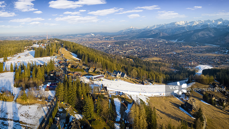 波兰的假期 - 扎科帕内的古巴洛夫卡山滑雪坡，这是塔特拉山脉中的一个小型旅游胜地图片素材