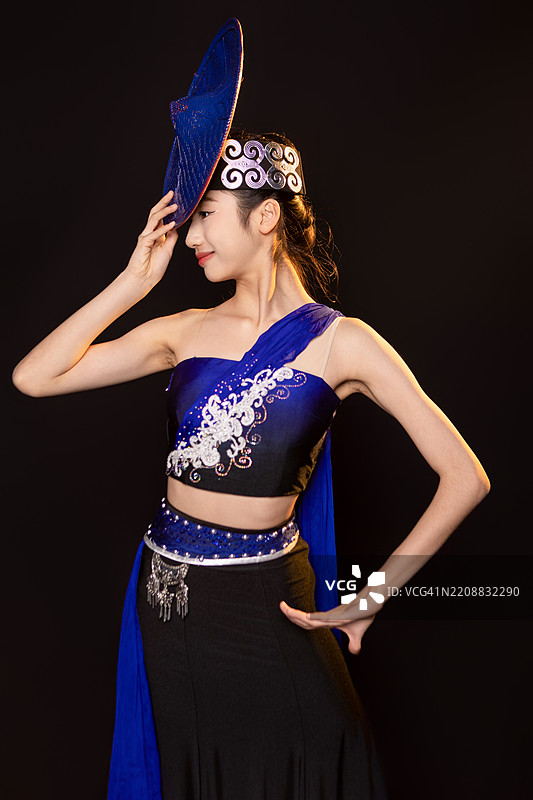 身穿蓝色裙子的中国傣族舞者，美丽的女性肖像图片素材