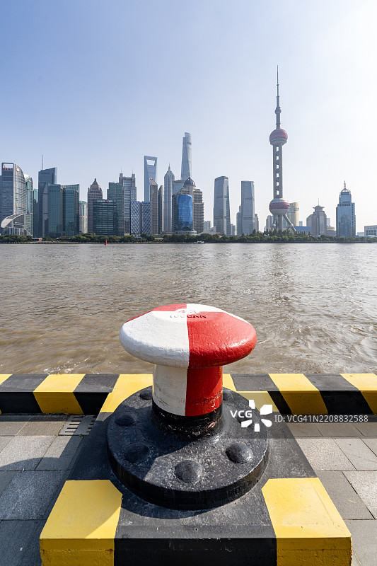 上海陆家嘴天际线前的码头系船柱特写图片素材