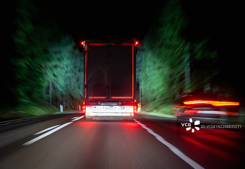 夜间高速公路上的半挂卡车图片素材