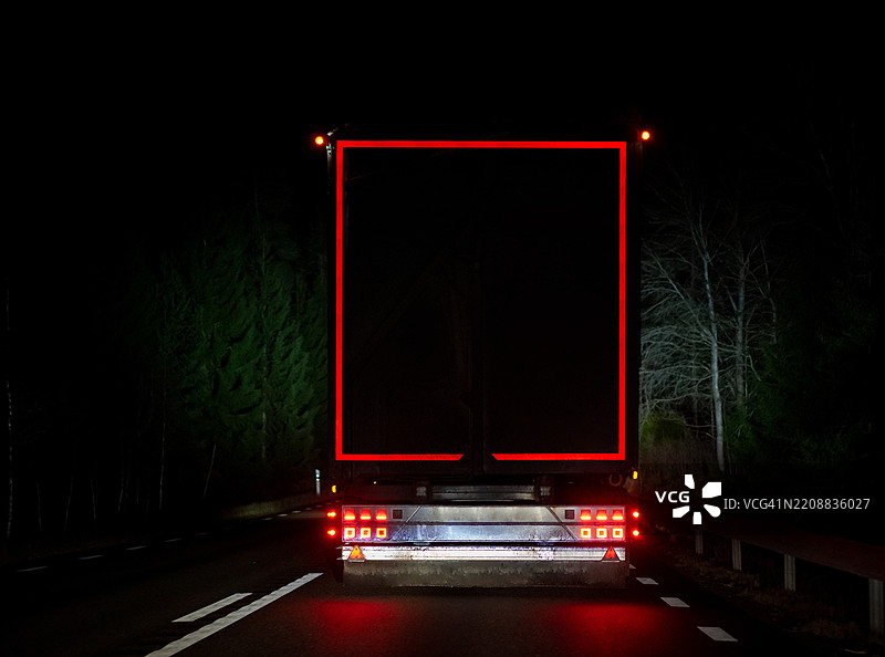 夜间高速公路上的半挂卡车图片素材