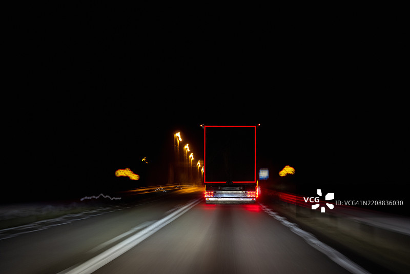 夜间高速公路上的半挂卡车图片素材
