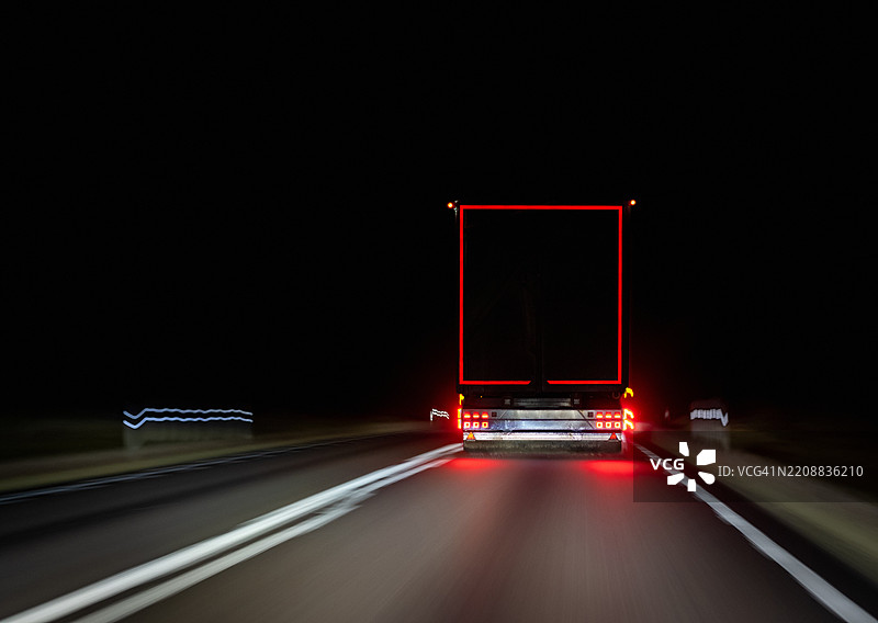 夜间高速公路上的半挂卡车图片素材