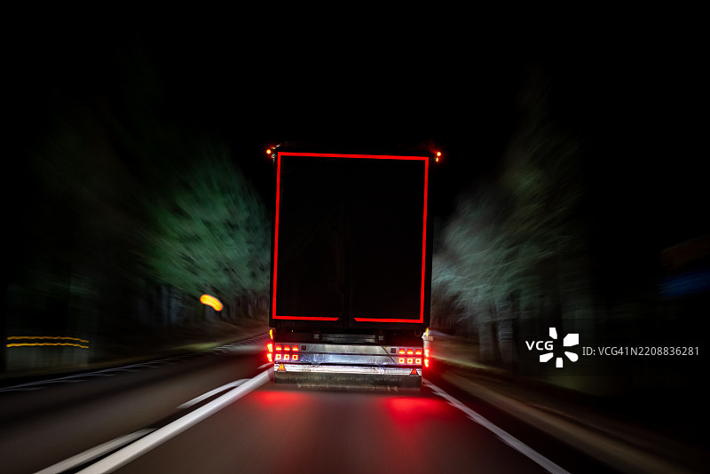 夜间高速公路上的半挂卡车图片素材