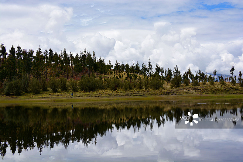 秘鲁华拉斯周围的湖泊图片素材