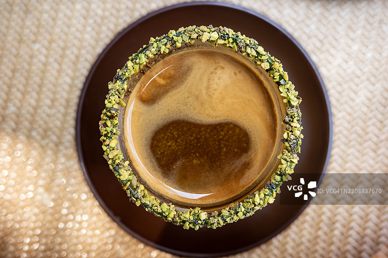 平面俯视图：浓缩咖啡配绿坚果外壳图片素材