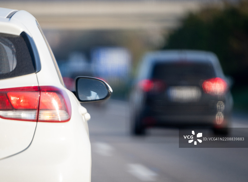 道路上汽车交通的后视镜头图片素材
