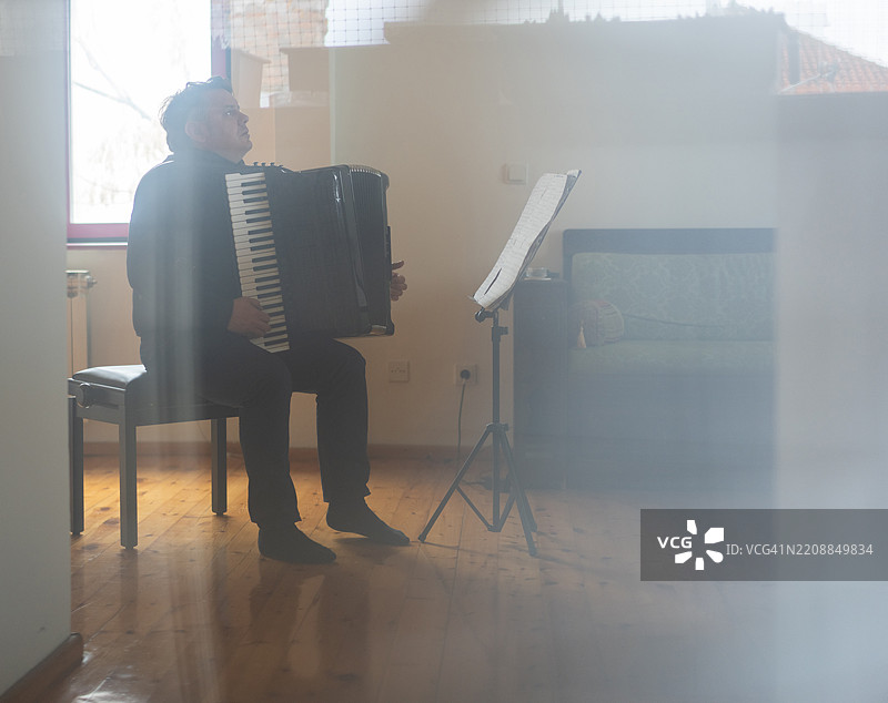男人在演奏手风琴图片素材
