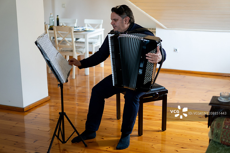 男人在演奏手风琴图片素材