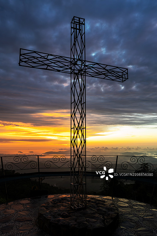 日落时分的基督教十字架图片素材